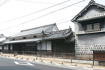 写真：矢掛陣屋から移築された薬医門